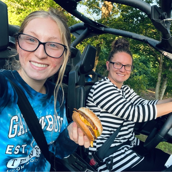 Meet your Posher, Grace Moore👋🏼 - Picture 5 of 14